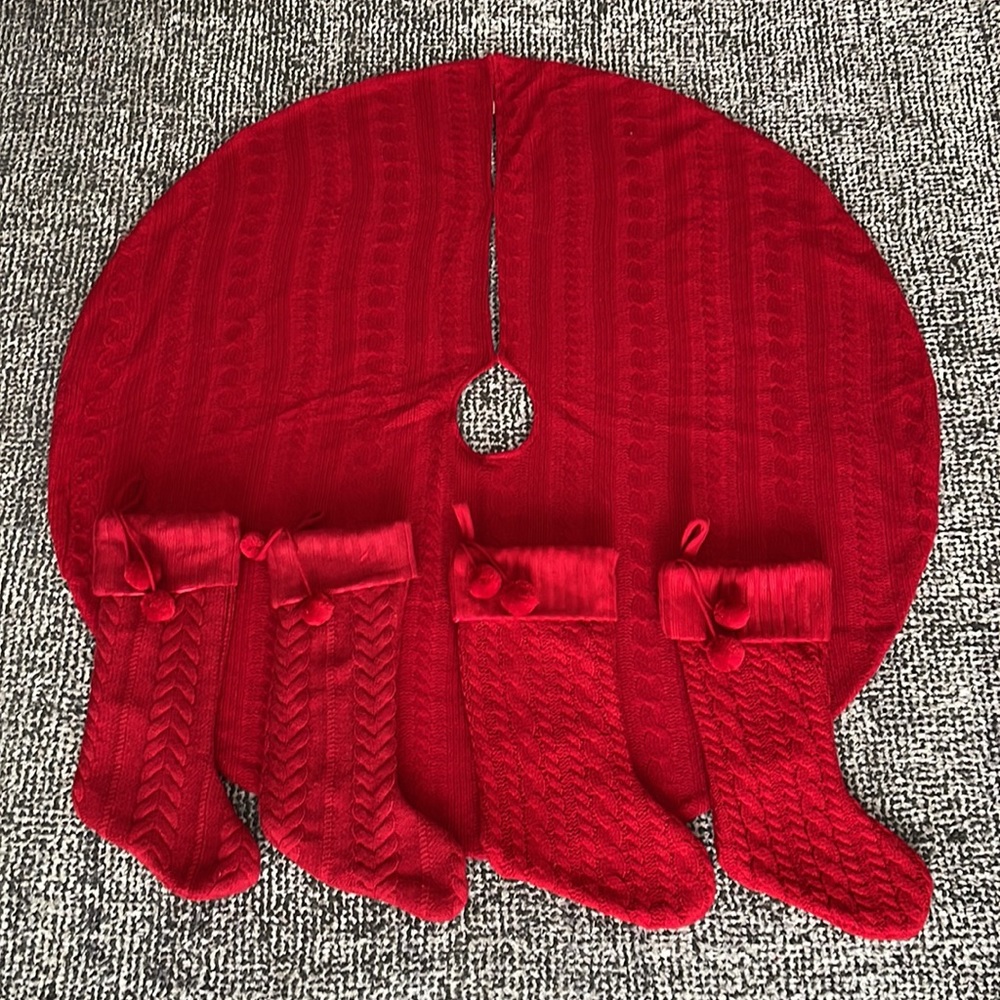 Red stockings (4) and red tree skirt (1).